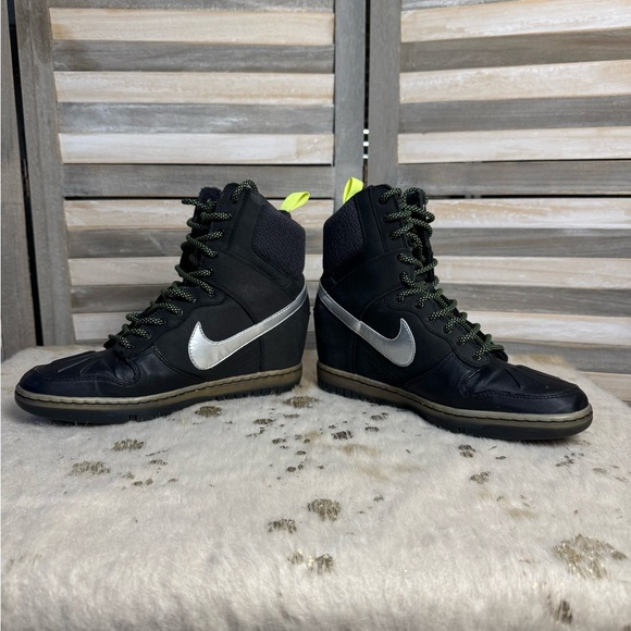 NIKE Women’s Dunk Sky Hi Lace Up Sneakerboot 2.0 Black/Silver Hidden Wedge 9.5 - Picture 3 of 8